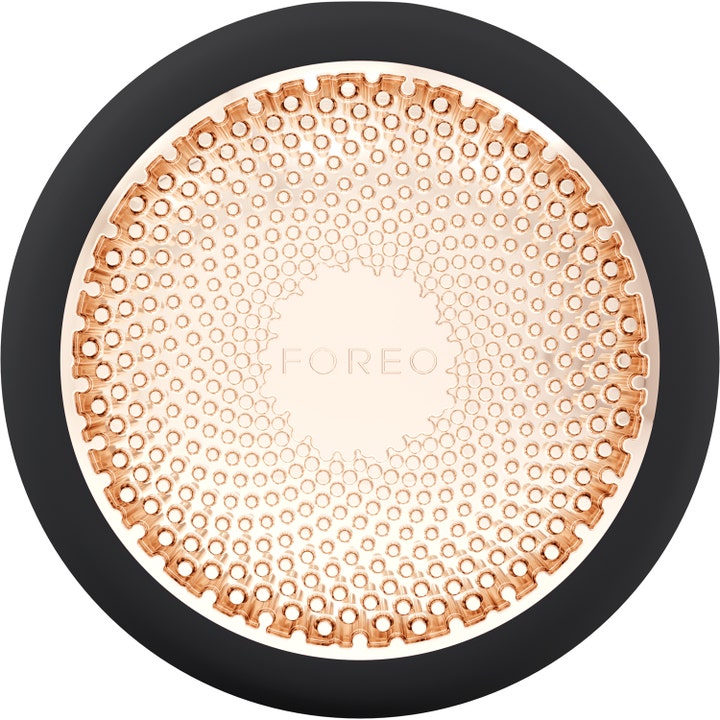 Foreo UFO 1 st ansiktsbehandling hemma med hudvård teknologi sedd från den mönstrade roséguldfärgade metallytan.