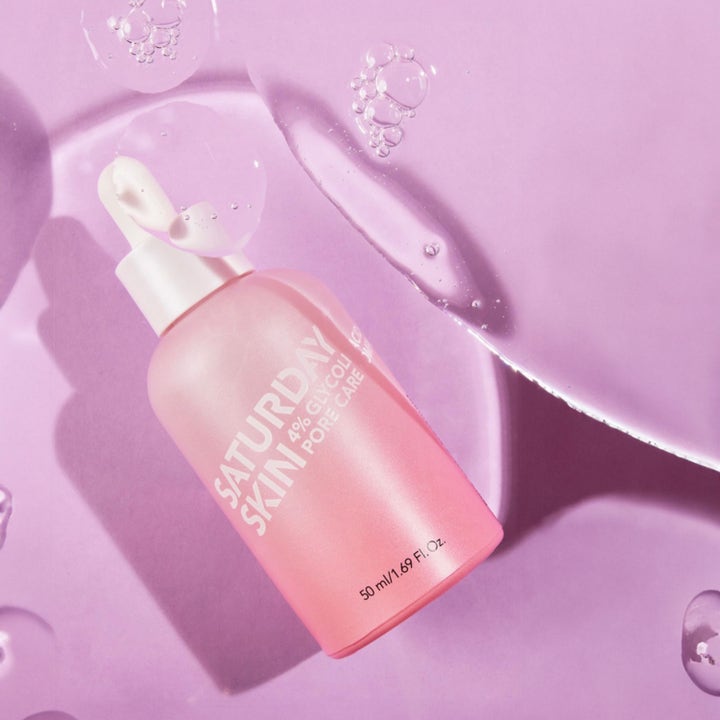 Saturday Skin Pore Active Treatment Serum 50 ml porsammandragande serum i rosa flaska med 4% glycolic acid och bubblor.