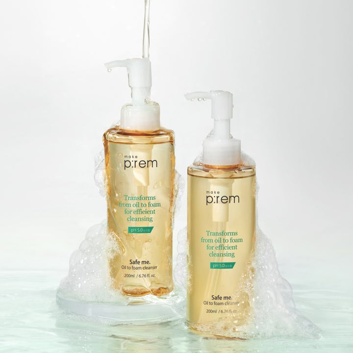 Make Prem Safe Me Oil To Foam Cleanser 200 ml ansiktsrengöring olja till skum i pumpflaskor omgivna av vitt lödder.