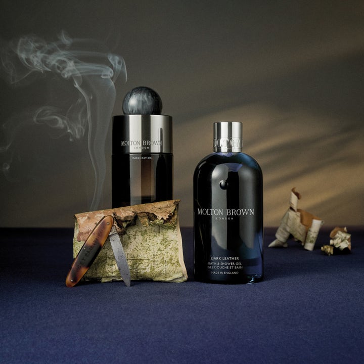 Molton Brown Dark Leather duschgel 300 ml skapar en maskulin träig doft i en miljö med rök, björknäver och fällkniv.