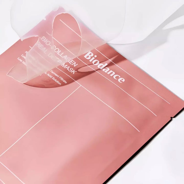 Biodance Bio Collagen-Real Deep Mask 34 g återfuktande ansiktsmask med genomskinlig gelmask mot rosa förpackning