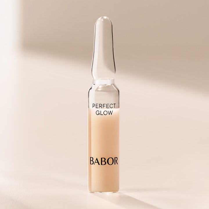 Babor Perfect Glow 14 ml ampull koncentrat för glansig hud i en genomskinlig glasampull med ett lystergivande serum