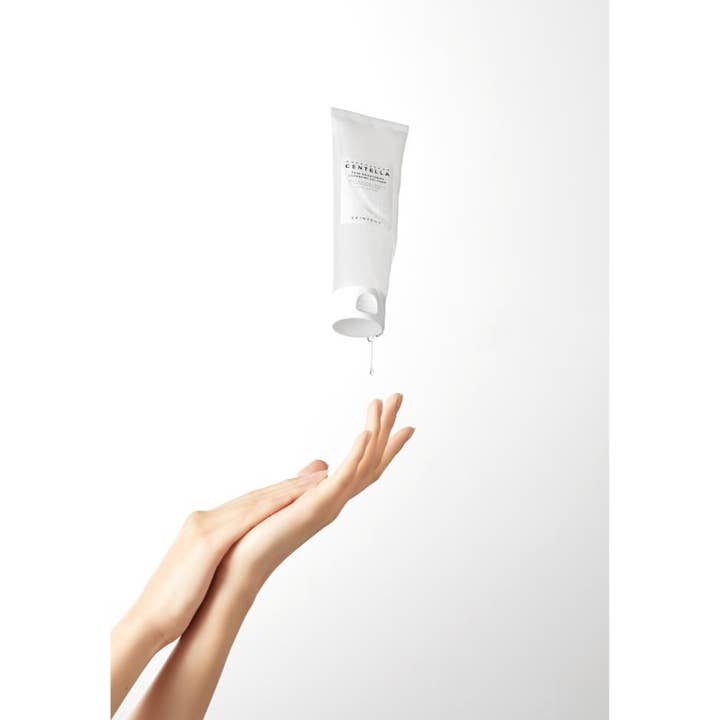 SKIN1004 Madagascar Centella Tone Brightening Cleansing Gel Foam 125 ml centella asiatica rengöringsgel droppar i händer.