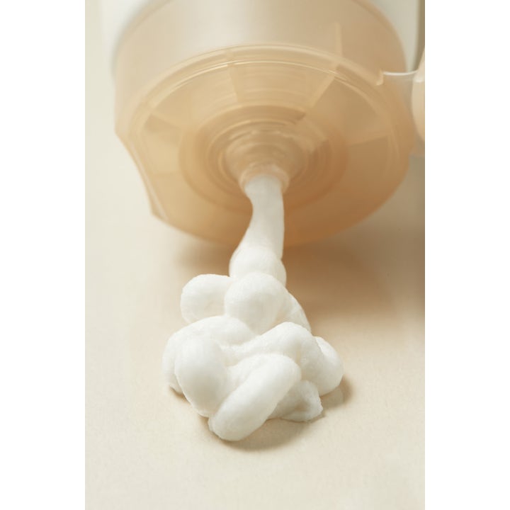 I'm from Rice Whip Facial Cleanser 30 ml mjukgörande ansiktsrengöring med en fluffig vit textur från en beige tub.