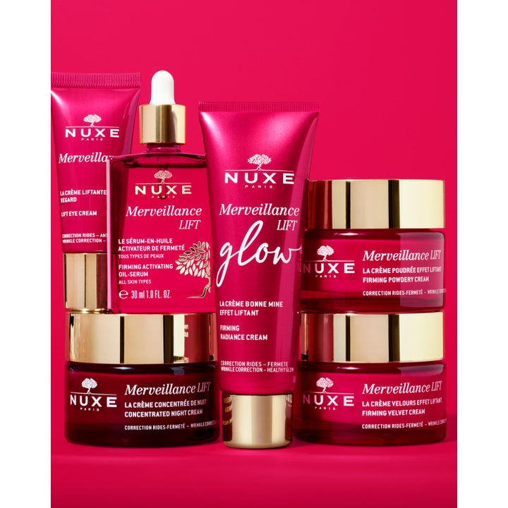 Nuxe Merveillance Lift Glow 50 ml uppstramande kräm ansikte i rosa tub bland matchande burkar med guldlock.