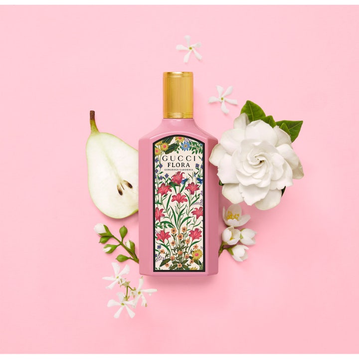 Gucci Flora Gorgeous Eau de Parfum 100 ml blommig parfym gardenia i rosa flaska omgiven av päron och vita blommor