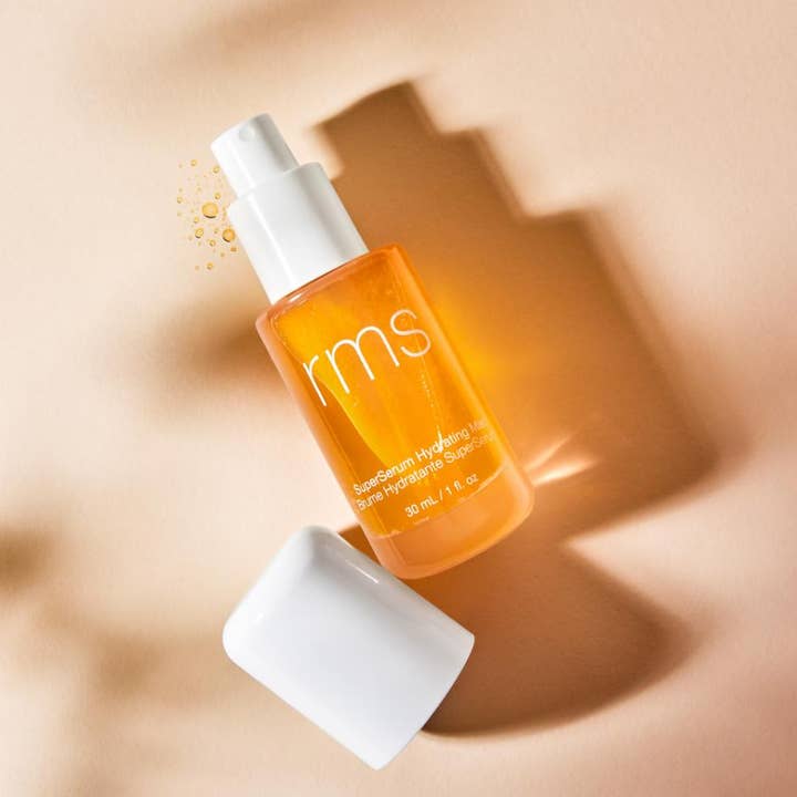 RMS Beauty SuperSerum Hydrating Mist 30 ml återfuktande face mist i en orange flaska med vit spraypump