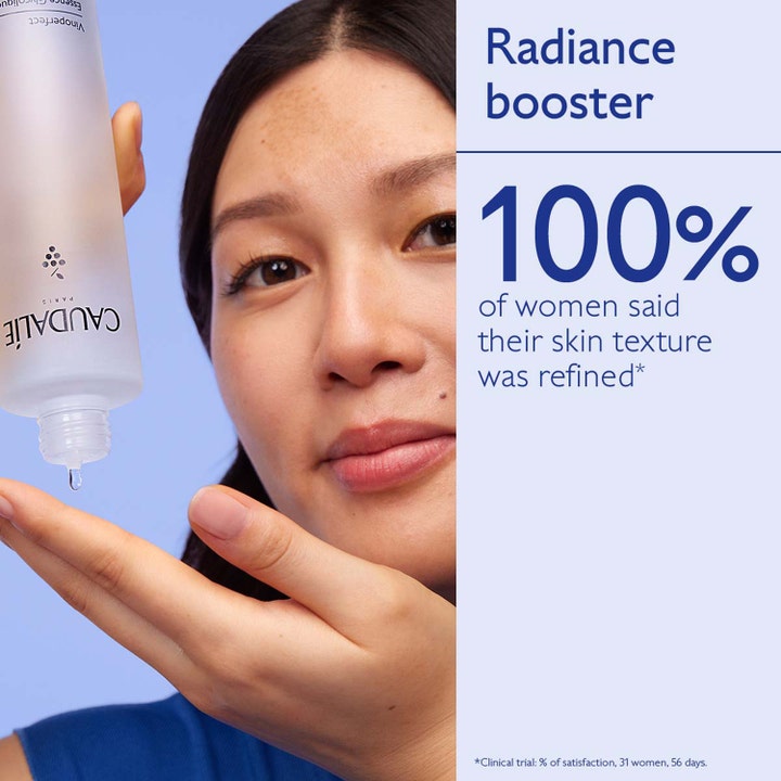 Caudalie Vinoperfect Concentrated Glycolic Essence 100 ml ger lyster när en kvinna applicerar en droppe ur frostad flaska.