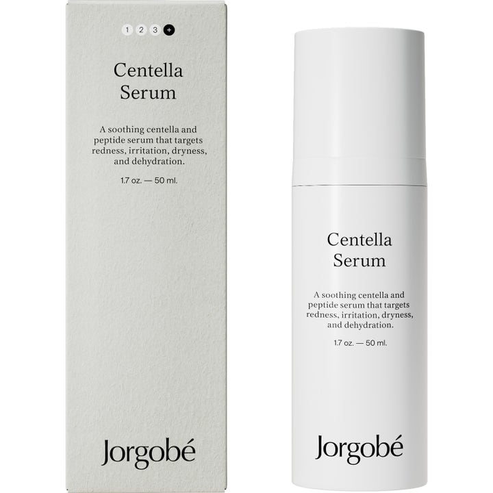 Jorgobé Centella Serum 50 ml centella asiatica lugnande serum i vit minimalistisk pumpflaska och box