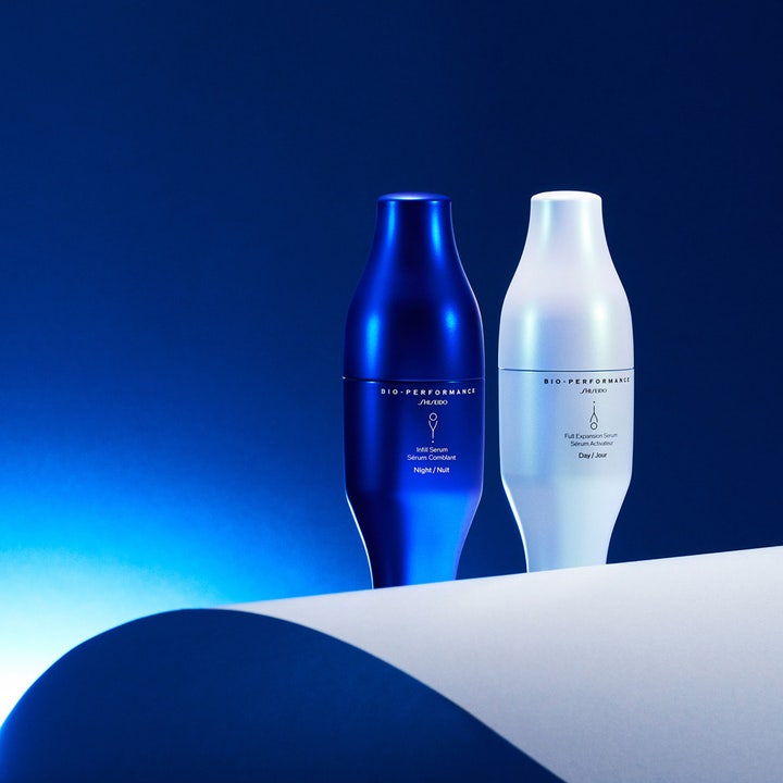 Shiseido Bio-Performance Skin Filler Duo Serum 60 ml ger ansiktsföryngring med en blå nattflaska och vit dagflaska