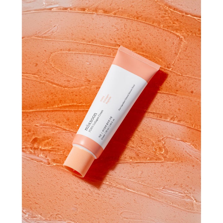 Mixsoon PDRN Collagen Cream 50 ml återfuktande dagkräm i vit och persikofärgad tub mot en matchande geltextur.