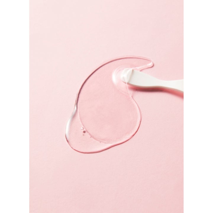 COSRX The Peptide Collagen Hydrogel Eye patch 60 st k-beauty ögonmask med genomskinlig gel som lyfts av en vit spatel.