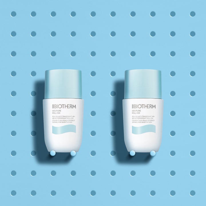 Biotherm Duo Deo Pure Set 150 ml antiperspirant för känslig hud i två vita roll-on flaskor mot en blå håltavla