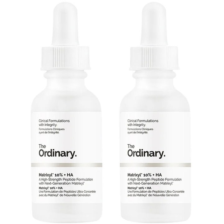 The Ordinary Matrixyl 10% + HA serum som reducerar rynkor i två vita glasflaskor med vita pipetter