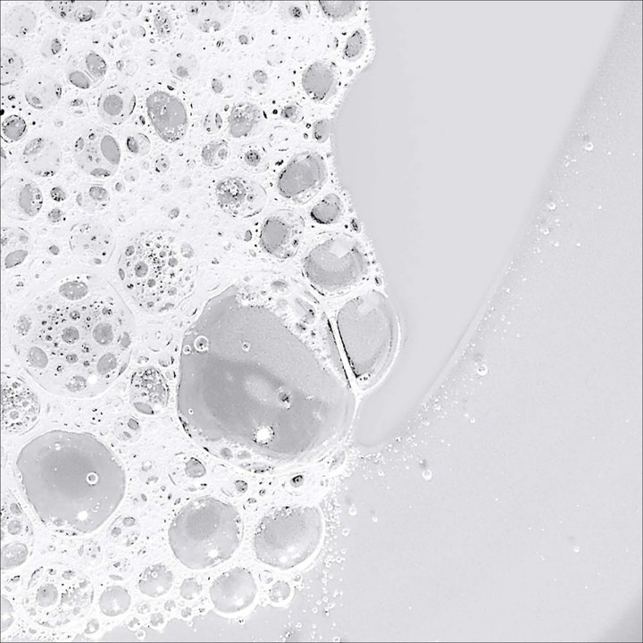 Dermalogica Conditioning Body Wash 295 ml rengörande duschtvål med ett fylligt vitt lödder och krämiga bubblor