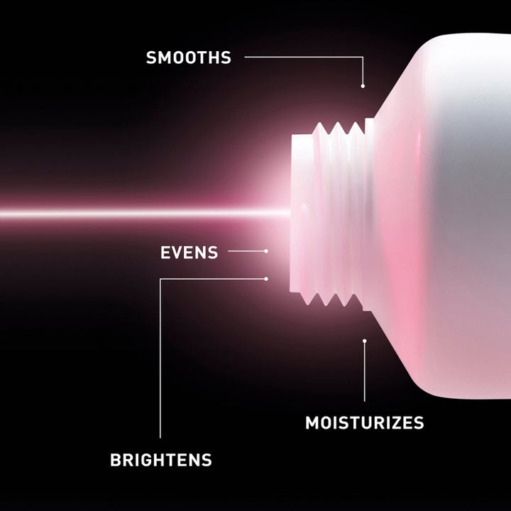 Filorga Hand Pigment Protocol 50 ml utjämnande handkräm i vit tub med rosa ljusstråle och texten Smooths och Brightens.