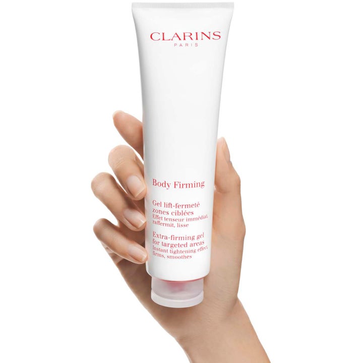 Clarins Body Firming Gel 150 ml uppstramande kroppsgel i vit tub som hålls i en hand ger en omedelbar lyfteffekt