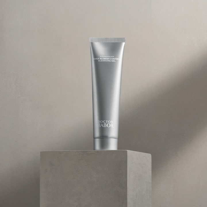 Babor DOC Daily Blemish Control Cleansing Gel 150 ml ansiktsrengöring fet hy i en minimalistisk silverflaska på betong.