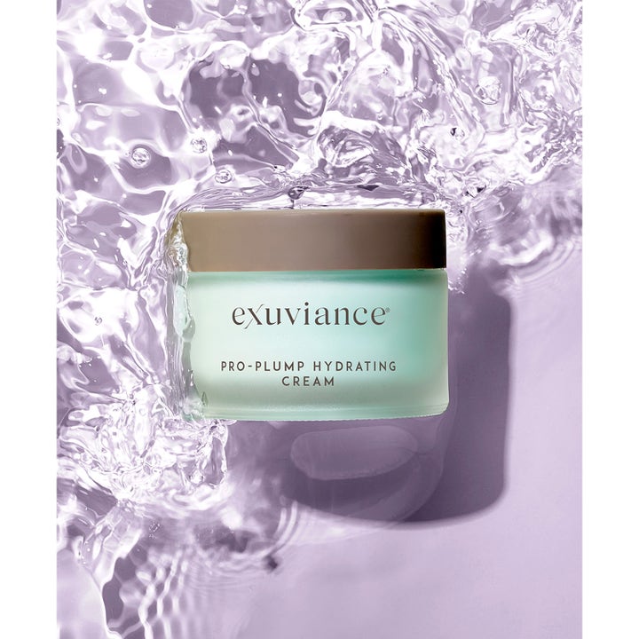 Exuviance Pro-Plump Hydrating Cream 45 g återfuktande nattkräm i en glasburk omgiven av svalkande vattenstänk