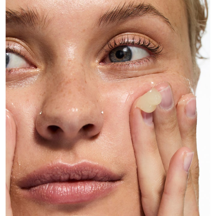 The INKEY List Oat Cleansing Balm 150 ml havre rengöringsbalm i en fyllig gulaktig textur för ansiktsvård känslig hud
