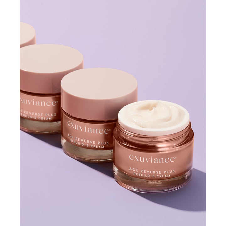 Exuviance Age Reverse + Rebuild-5 Cream 50 ml exuviance peptid kräm med fyllig vit textur i lyxig roséguldfärgad burk.