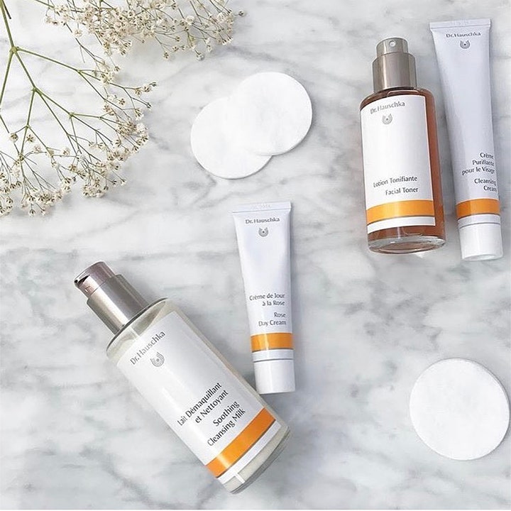 Dr. Hauschka Cleansing Cream 50 ml naturlig ansiktsrengöring i tub på marmor med blommor och bomullsrondeller.