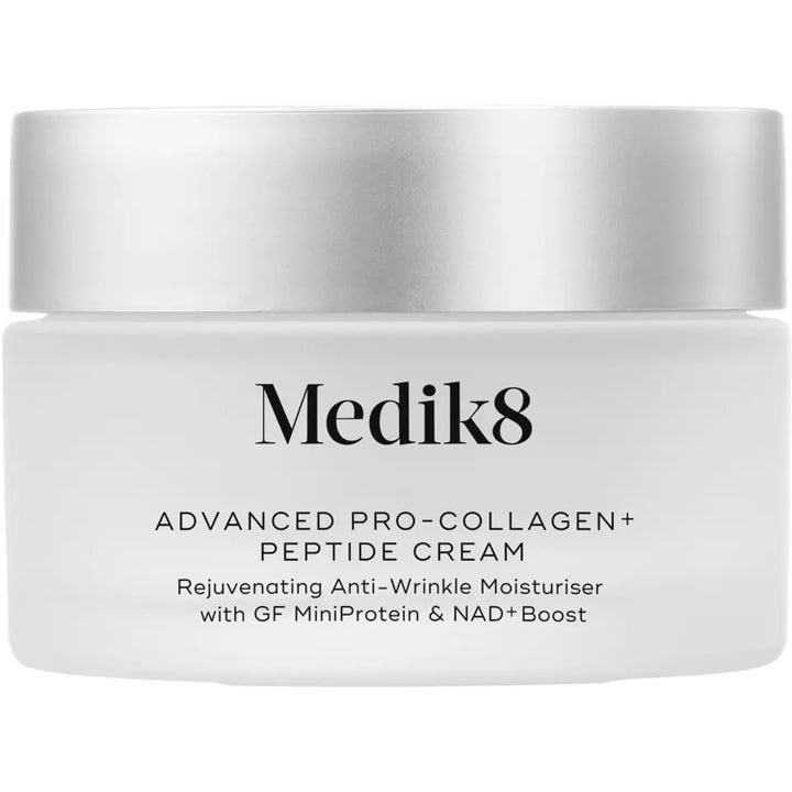 Medik8 Advanced Pro-Collagen+ Peptide Cream ger fasthet och motverkar rynkor i en frostad glasburk med silverlock.