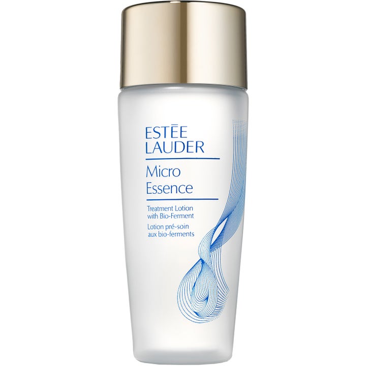 Estée Lauder Micro Essence Treatment Lotion med bio-ferment som stärker huden i frostad flaska med guldlock.