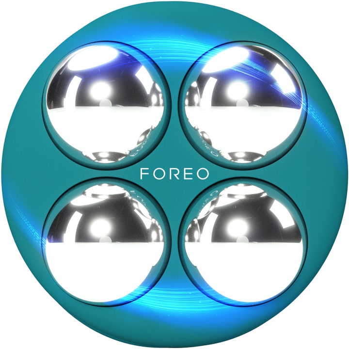 FOREO BEAR 2 body för huduppstramning med mikroström visar en turkos enhet med fyra runda metallkulor.