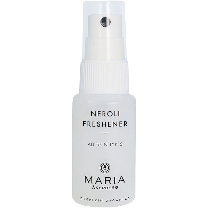 Maria Åkerberg Neroli Freshener fuktande spray i en vit frostad sprayflaska med genomskinligt lock som ger huden fukt