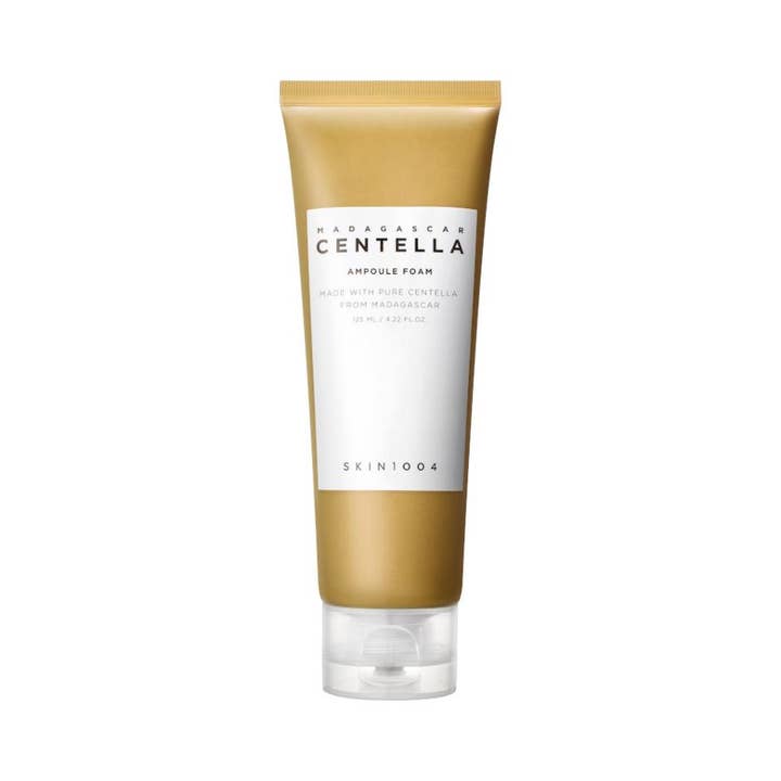 SKIN1004 Madagascar Centella Ampoule Foam 125 ml lugnande ansiktsskum för känslig hud i en brun tub med vit etikett