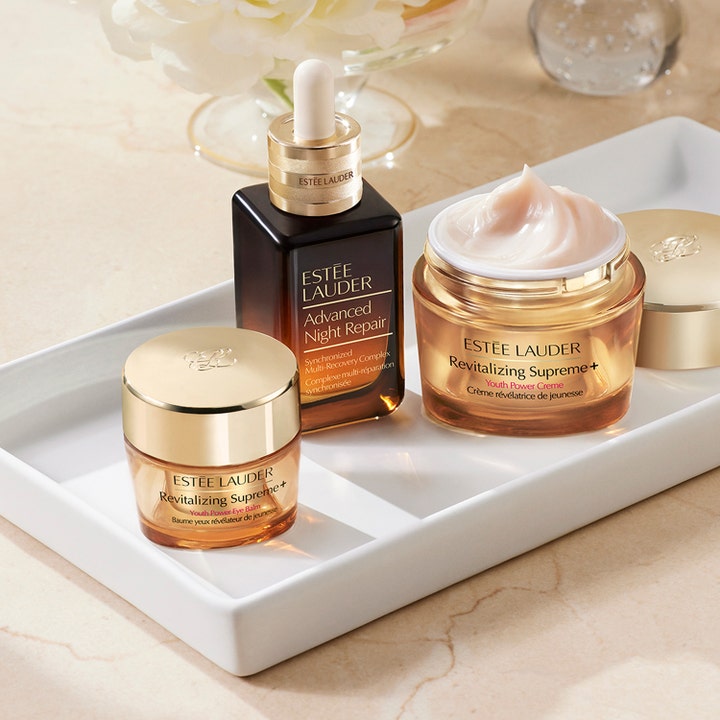 Estée Lauder Revitalizing Supreme + Youth Power Eye Balm 15 ml anti-age ögonbalm i guldiga burkar på vit bricka.