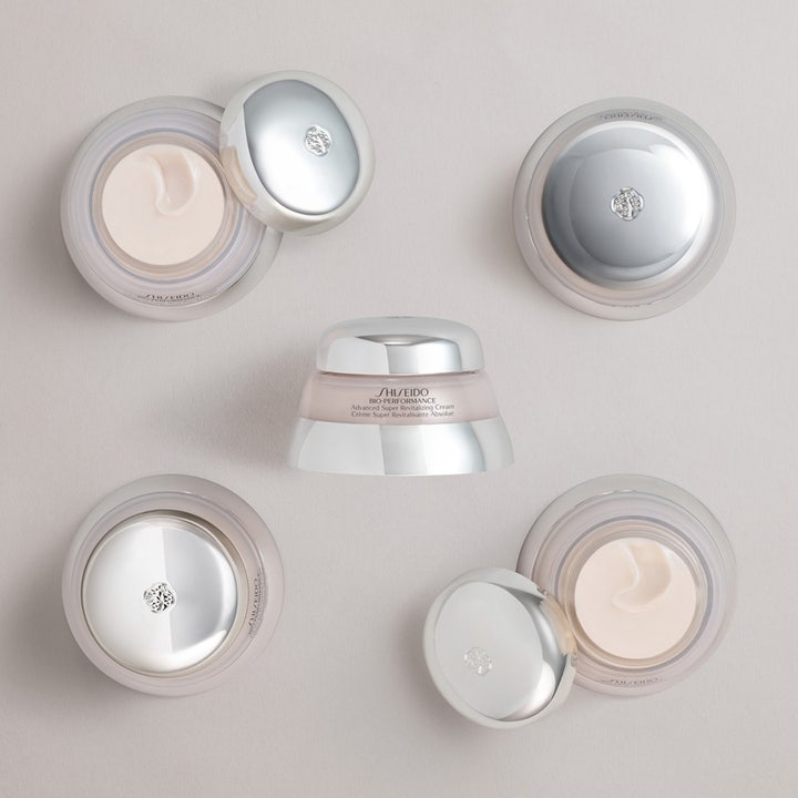 Shiseido Bio-Performance 50 ml japansk återfuktande ansiktskräm i burkar med silverlock och krämig textur.