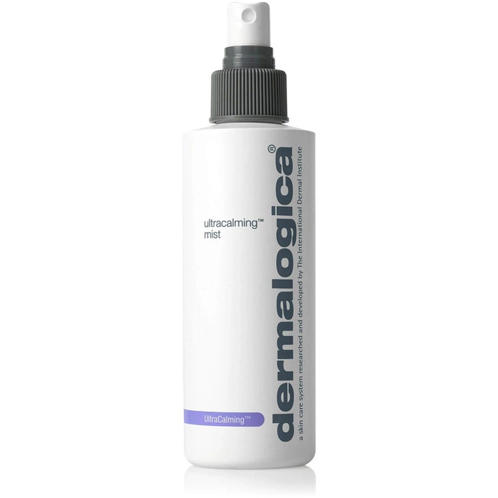 Dermalogica UltraCalming Mist 177ml lugnande ansiktsmist dermalogica i vit sprayflaska med grått munstycke och lila band.