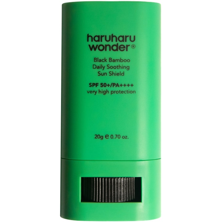 Haruharu Wonder Black Bamboo Daily Soothing Sun Shield 20g bärbart solstift ger kylande skydd i en klargrön hylsa.