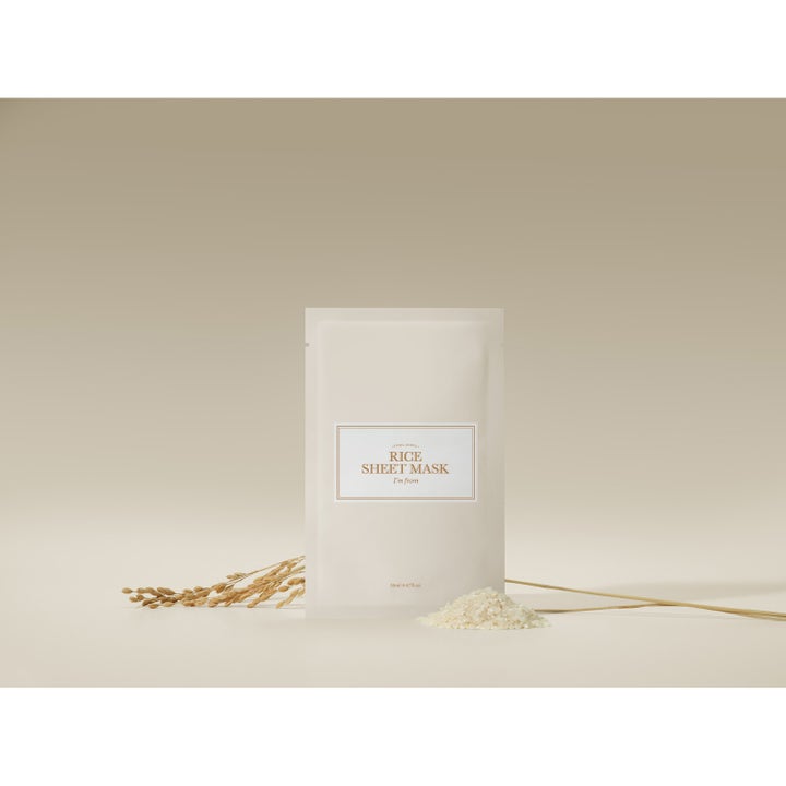 I'm from Rice Sheet mask 5-pack lystergivande ansiktsmask i beige sachet omgiven av risax och korn