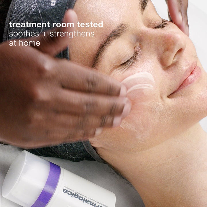 Dermalogica Stabilizing Repair Cream 100 ml lugnande ansiktskräm appliceras på kinden, text soothes strengthens syns.