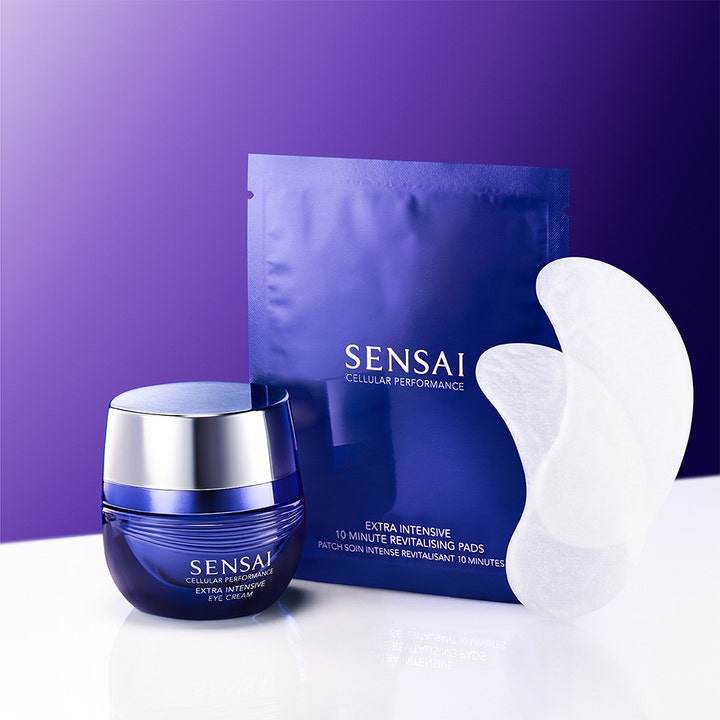 Sensai Cellular Performance Extra Intensive Eye Cream 15 ml intensiv ögonkräm mörka ringar i blå burk med vita ögonpads