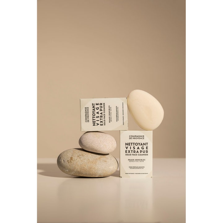Compagnie de Provence Solid Face Cleanser 85 g ansiktsrengöring känslig hy placerad på stenar i en harmonisk miljö