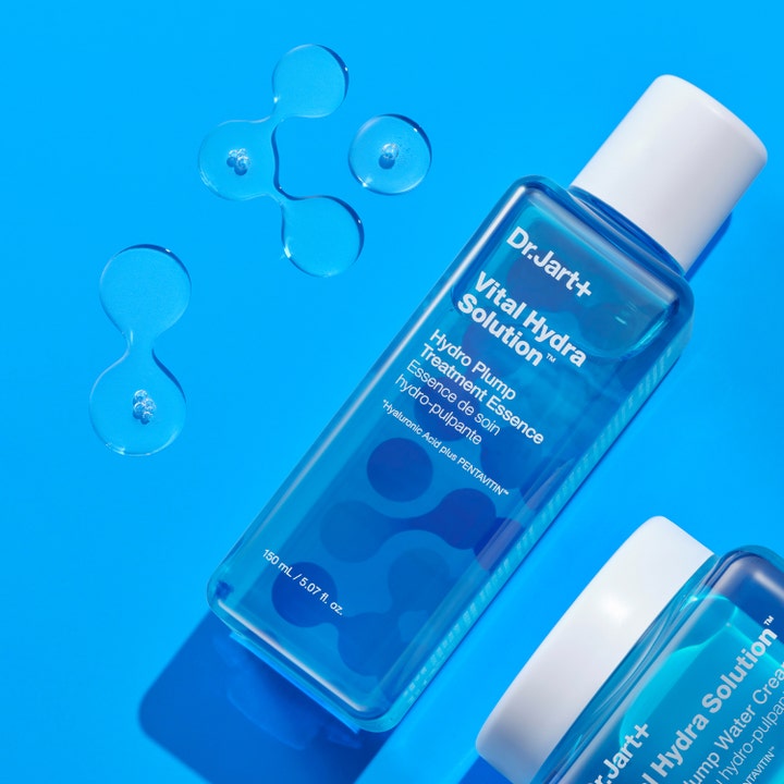 Dr.Jart+ Vital Hydra Solution 150 ml djupfuktande essence för torr hud i blå flaska med hyaluronsyra och vattendroppar