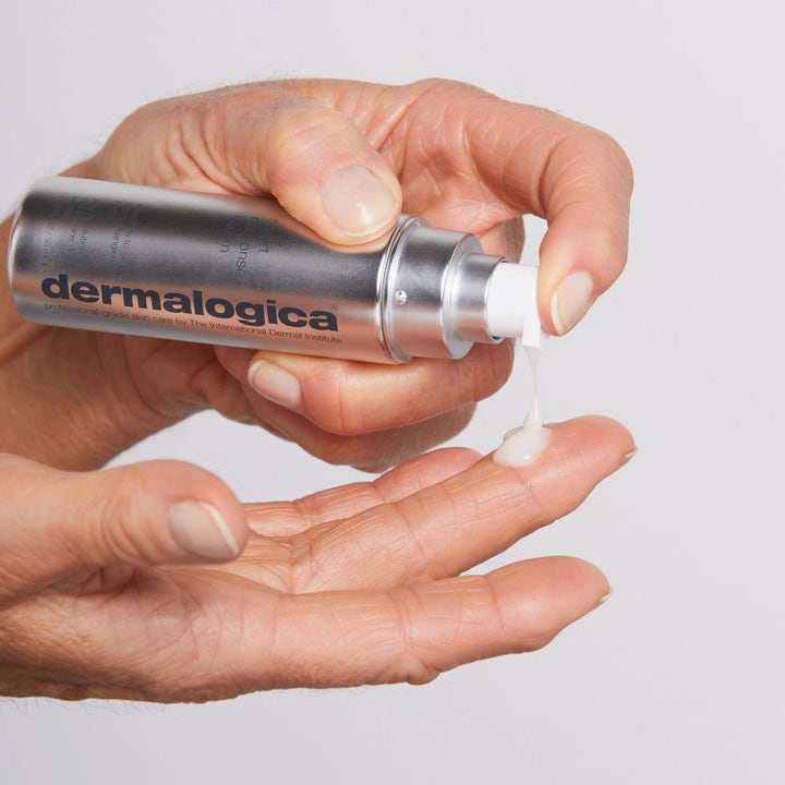Dermalogica Smart Response Serum 30 ml lystergivande hudvård som pumpas ut på ett finger