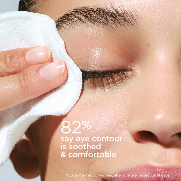 Clarins Gentle Eye Make-Up Remover 125 ml clarins ögonsminkborttagning för känsliga ögon lugnar huden med en vit bomullspad.