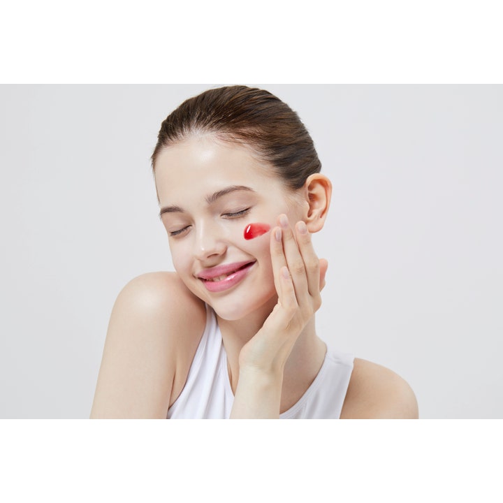 COSRX The AHA BHA PHA LHA 35 Peel 30 ml kemisk peeling för hemmabruk ger slät hud med röd geltextur på kinden.