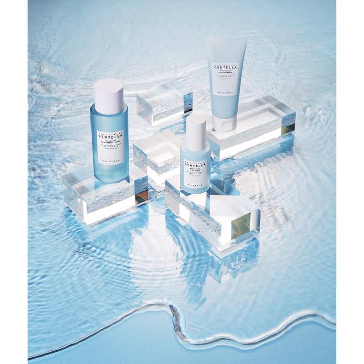 SKIN1004 Madagascar Centella Hyalu-Cica Sleeping Pack 100 ml fuktgivande nattmask ansikte på glasklossar vid vatten