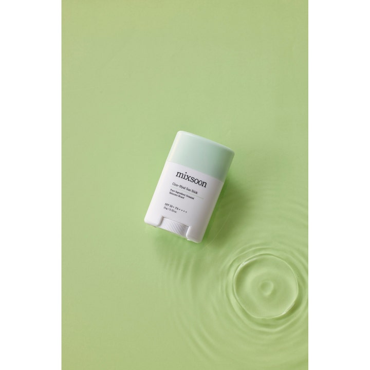 Mixsoon Cica-Hyal Sun Stick 15 g återfuktande ansikts solskydd stick i en vit och mintgrön hylsa med vattenringlar