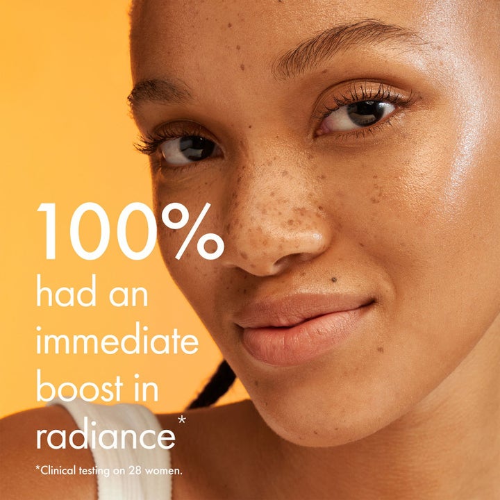 Origins Glow-Boosting Rutin 125 ml ger lyster åt ansiktet visat på en kvinna med strålande hy.