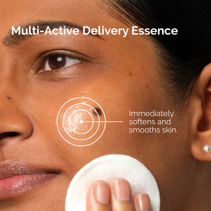 The Ordinary Multi-Active Delivery Essence 100 ml mjukgörande essence som ger slätare hud applicerad med bomullsrondell.