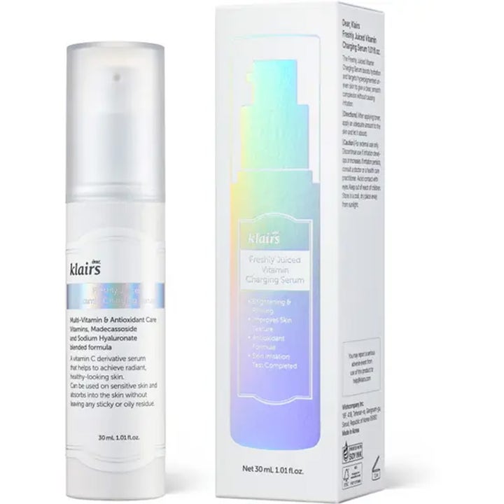 Klairs Freshly Juiced Vitamin Charging Serum 30 ml lystergivande ansiktsserum i vit pumpflaska och holografisk kartong