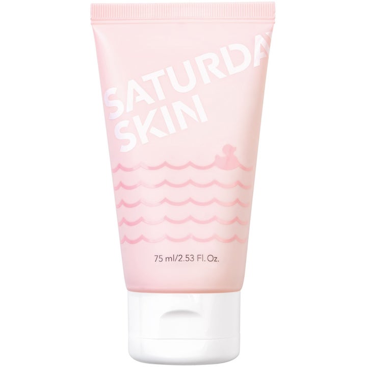 Saturday Skin Rise + Shine 75 ml mjukgörande rengöring i en ljusrosa plasttub med vita detaljer och vågor