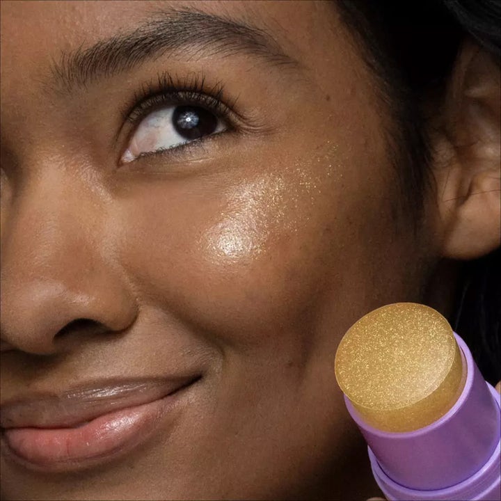 Dermalogica Golden Hour Hydrating SPF30 Stick 20 ml återfuktande solkräm ger ett gyllene lyster på kinden.
